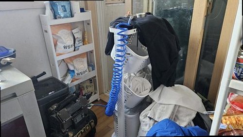 동안구 누수탐지 욕실 바닥 배수구와 타일 줄눈 주변의 누수 점검 모습