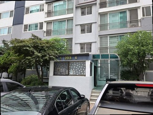 하남 누수탐지 벽지 물자국과 주변 습도를 확인하는 현장 모습