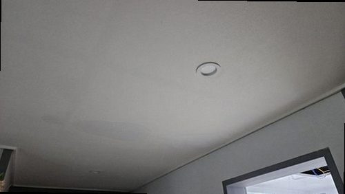오산 누수탐지 거실 천장 물자국과 벽면 습기 상태를 확인하는 모습