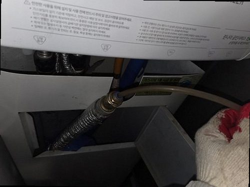 오산 누수탐지 욕실 벽면의 변색과 누수 흔적을 확인하는 모습
