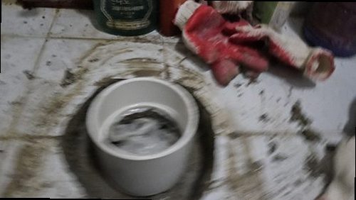 오산 누수탐지 베란다 바닥 균열과 창틀 주변 누수 흔적 점검