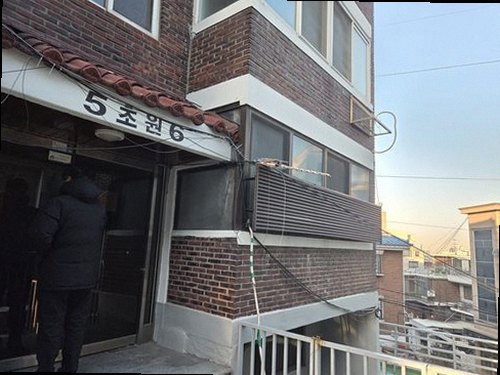 서초구 누수탐지 천장과 벽면에 나타난 누수 흔적을 확인하는 모습