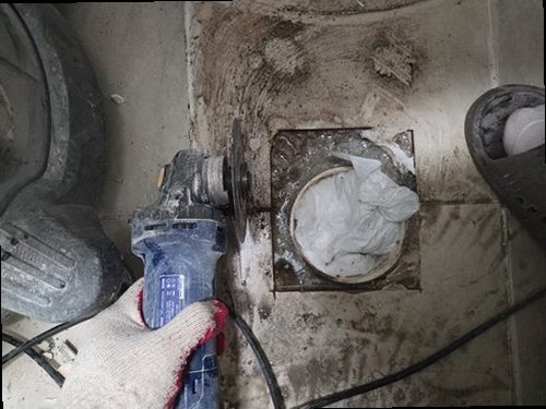 부여군 누수탐지 천장 누수 흔적과 배관 위치를 비교하는 현장 점검