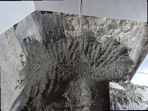 부여군 누수탐지 수도계량기와 보일러 배관의 압력 검사를 진행하는 모습
