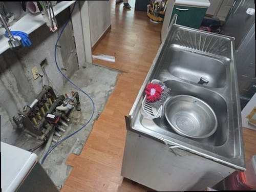 부여군 누수탐지 수도계량기 별침과 벽면 누수 흔적을 확인하는 모습