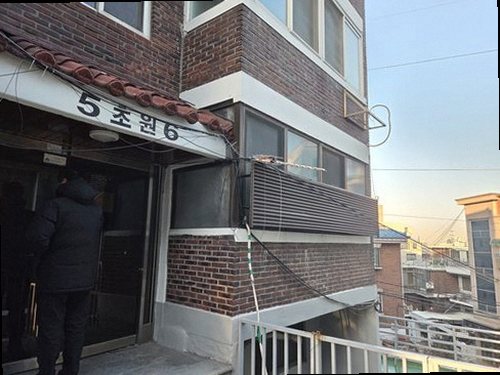 김포 누수탐지 수도계량기 별침과 잠금 밸브를 확인하는 모습