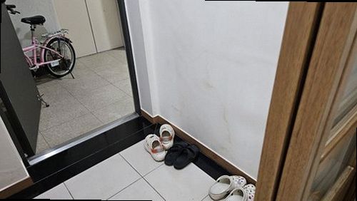 청주시 서원구 누수탐지 수도계량기 별침과 누수 흔적을 확인하는 모습