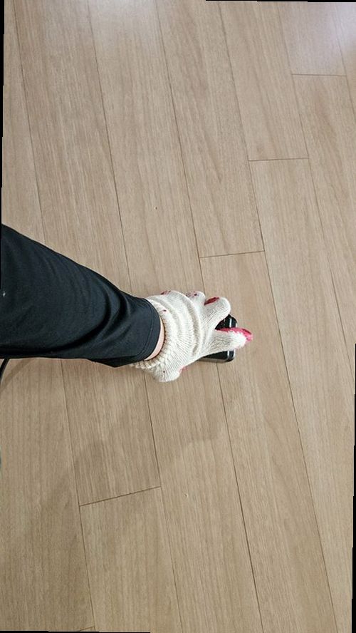 청주시 서원구 누수탐지 수도계량기 별침과 누수 피해 흔적을 확인하는 모습