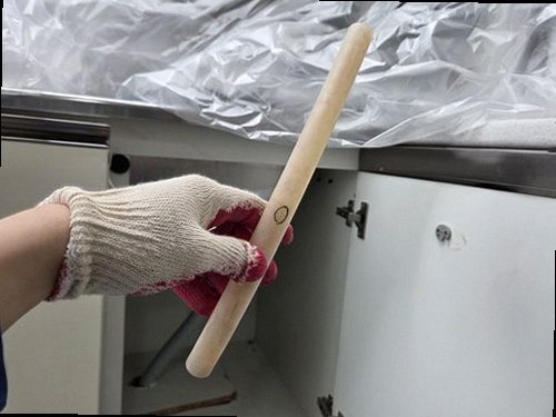 청주시 상당구 누수탐지 천장 누수 흔적과 젖은 몰딩을 확인하는 모습