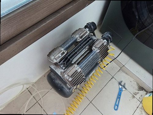 권선구 누수탐지 수도계량기 별침과 실내 누수 흔적을 확인하는 모습