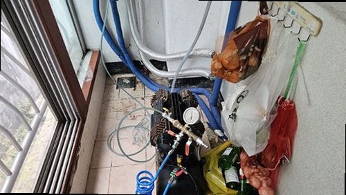 성동구 누수탐지 싱크대 하부 배관과 천장 물자국을 확인하는 모습