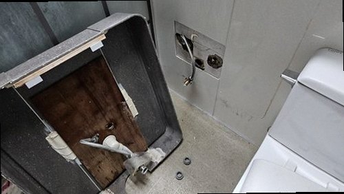 사상구 누수탐지 욕실 아래층 천장에 나타난 누수 얼룩과 변색 상태