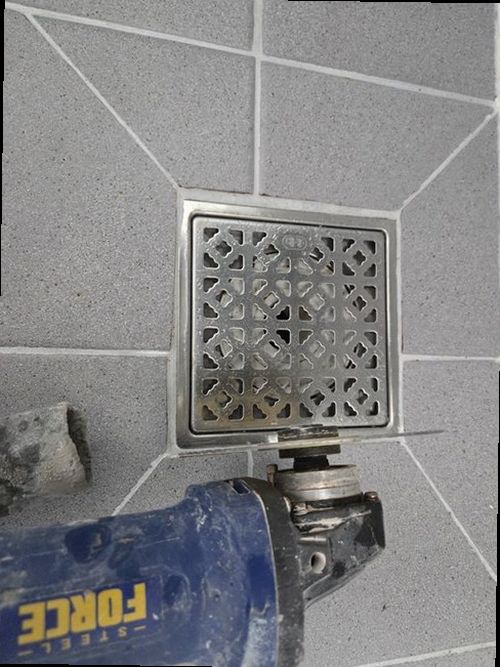 안성 누수탐지 천장에 생긴 누수 흔적과 점검이 필요한 실내 모습