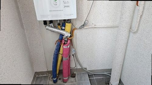 안성 누수탐지 수도계량기 별침과 보일러 배관을 점검하는 모습