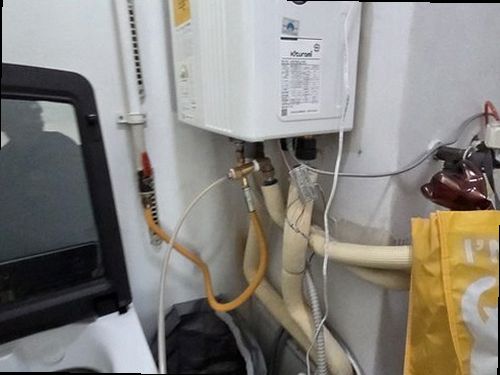 안성 누수탐지 열화상 카메라로 바닥 난방 배관의 온도 분포를 확인하는 장면