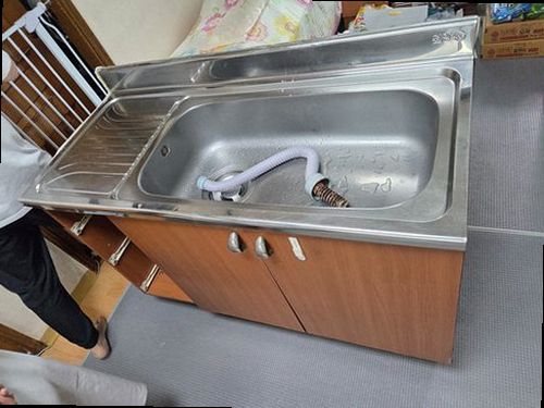 안성 누수탐지 싱크대 하부장과 벽면의 누수 흔적을 확인하는 현장