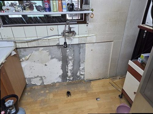 부산 중구 누수탐지 가스탐지기와 청음탐지기를 이용해 배관 위치를 확인하는 현장