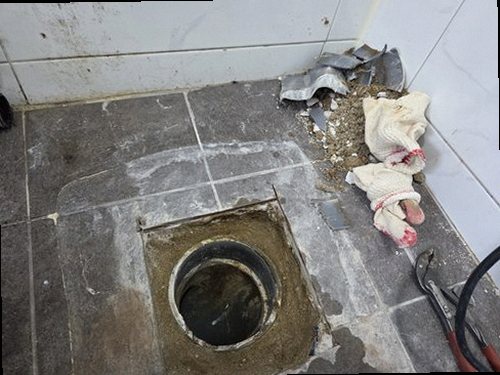부산 중구 누수탐지 수도계량기 별침과 밸브를 확인하는 모습
