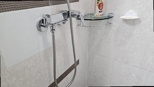 병점구 누수탐지 욕실 천장 누수 흔적과 배관 구조를 비교하는 현장 점검 모습
