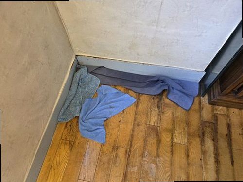 영종구 누수탐지 천장과 벽면의 누수 흔적을 확인하는 현장
