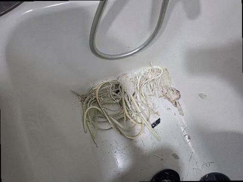 시흥 누수탐지 압력 게이지와 청음 장비로 배관 누수 위치를 확인하는 모습