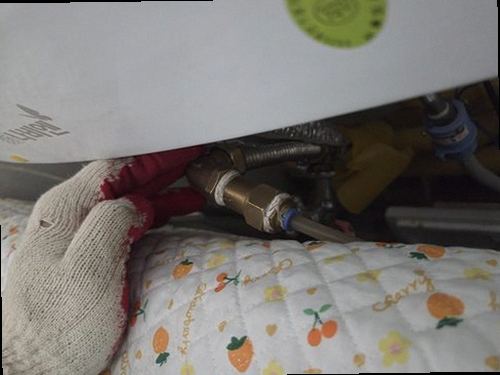 시흥 누수탐지 계량기와 보일러 배관을 확인하는 누수 점검 현장