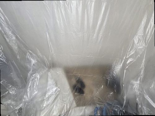 시흥 누수탐지 벽면 변색과 습기 흔적을 확인하는 누수 점검 모습