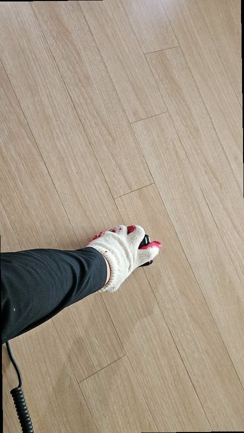 성북구 누수탐지 압력 게이지와 누수 탐지 장비를 이용해 배관을 점검하는 모습