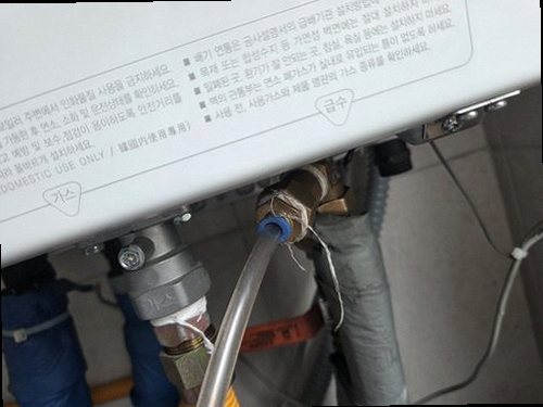 성북구 누수탐지 천장 물자국과 누수 흔적을 확인하는 모습
