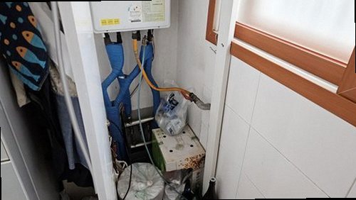 성북구 누수탐지 천장 물자국과 누수 피해 범위를 확인하는 모습