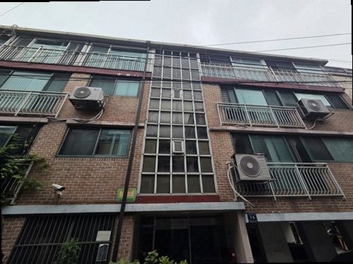 성북구 누수탐지 베란다 천장과 창틀 주변의 누수 흔적을 확인하는 모습