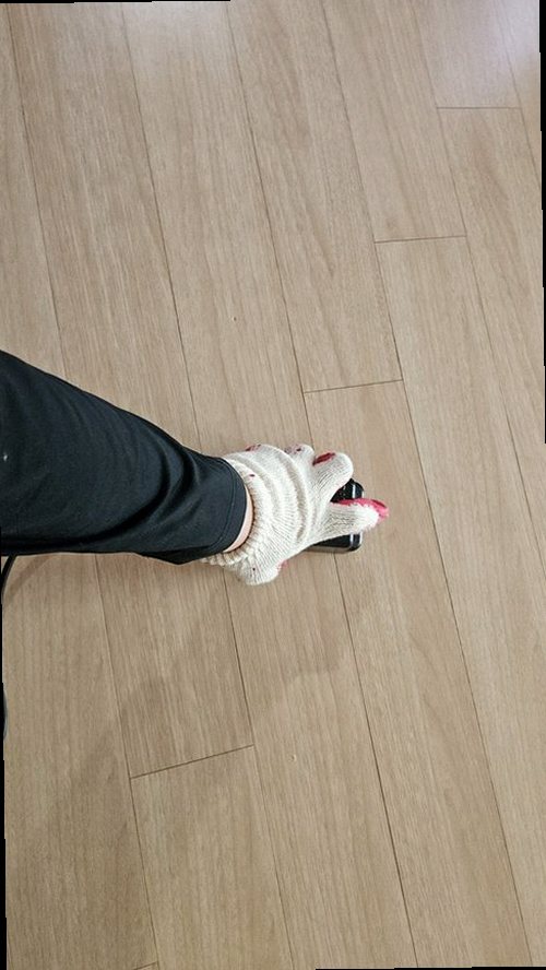성북구 누수탐지 천장 누수 흔적과 벽지 들뜸을 확인하는 모습