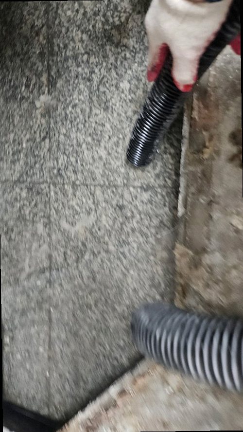 성북구 누수탐지 수도계량기 별침과 벽면 물자국을 확인하는 모습