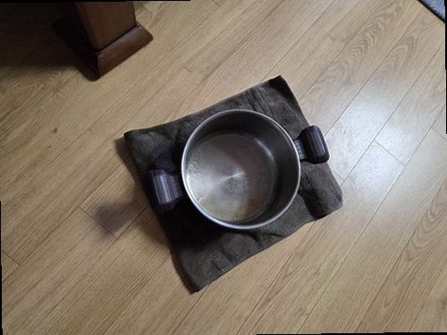 성북구 누수탐지 열화상 카메라로 벽면과 바닥의 온도 차이를 확인하는 모습