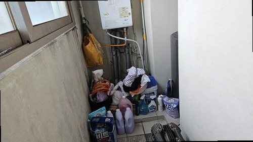 성북구 누수탐지 천장과 벽면의 누수 흔적을 확인하는 모습
