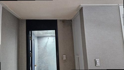 성북구 누수탐지 천장 얼룩과 벽면 습기를 확인하는 점검 모습