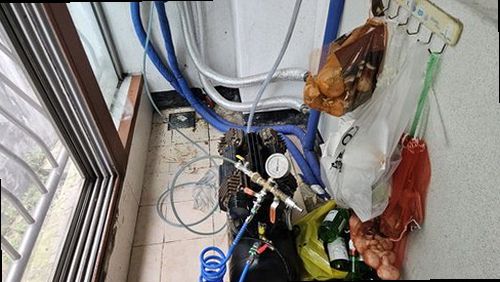 의정부 누수탐지 벽지 변색과 누수 흔적을 확인하는 실내 점검 모습