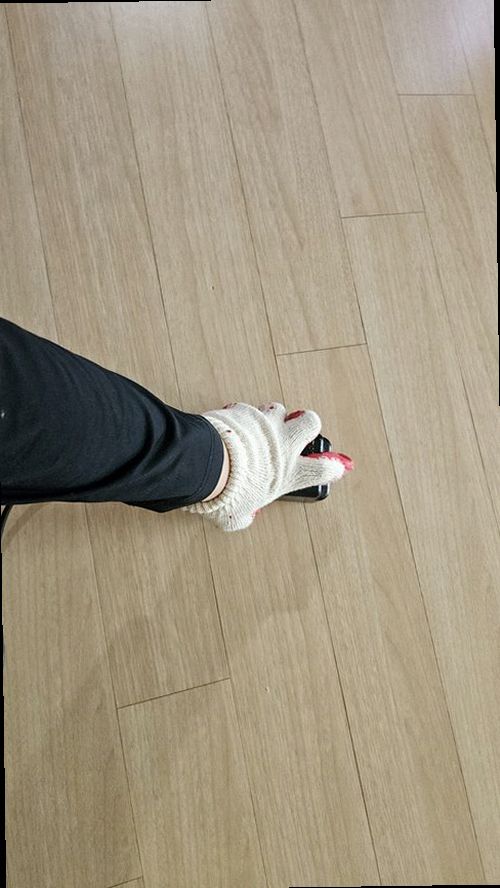 의정부 누수탐지 아래층 천장 물자국과 수분 측정기를 확인하는 현장