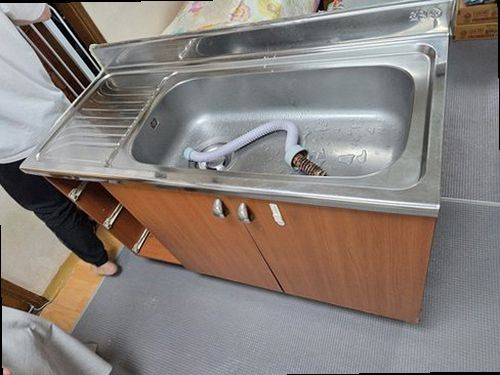 만안구 누수탐지 싱크대 하부장과 벽면의 누수 흔적을 확인하는 모습
