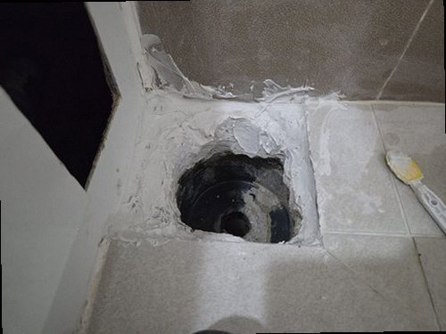 금천구 누수탐지 세탁실 벽면과 바닥의 누수 흔적을 확인하는 현장