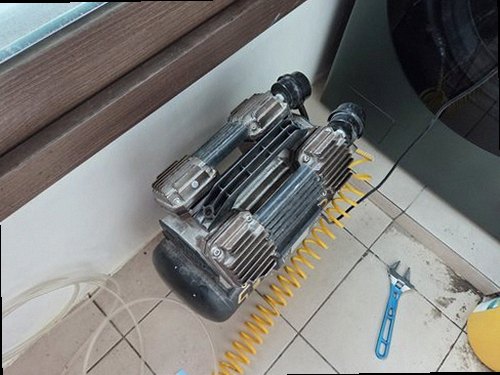 제물포구 누수탐지 벽면 누수 흔적과 점검 기록을 확인하는 모습
