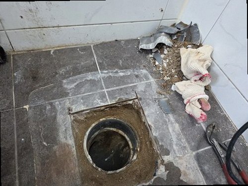 제물포구 누수탐지 천장 누수 흔적과 수분 상태를 확인하는 모습