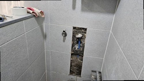 제물포구 누수탐지 누수 보수 후 압력 재검사와 바닥 마감 상태를 확인하는 모습