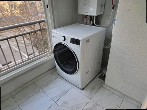 동래구 누수탐지 방수층 철거 후 바닥 균열과 배수구를 점검하는 현장