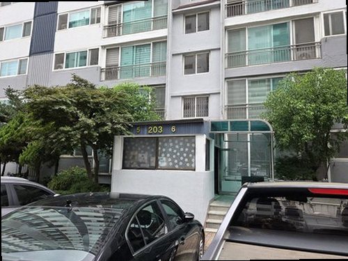 동래구 누수탐지 싱크대 하부장 내부와 배수 트랩 연결부 점검 모습