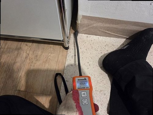 마포구 누수탐지 누수 위치를 확인하기 위해 배관 압력과 청음 상태를 점검하는 모습