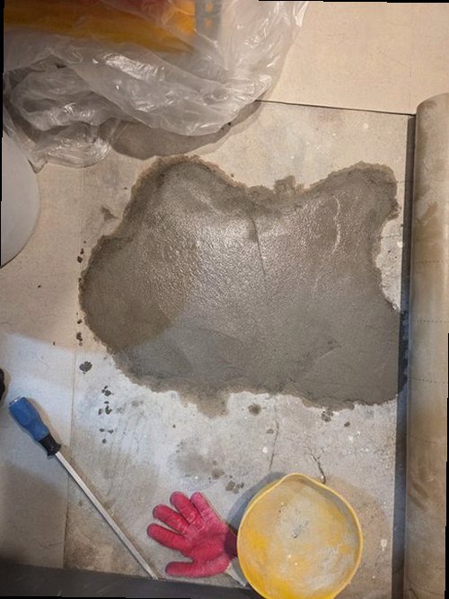 마포구 누수탐지 천장 얼룩과 바닥 습기 등 누수 피해 흔적을 확인하는 모습