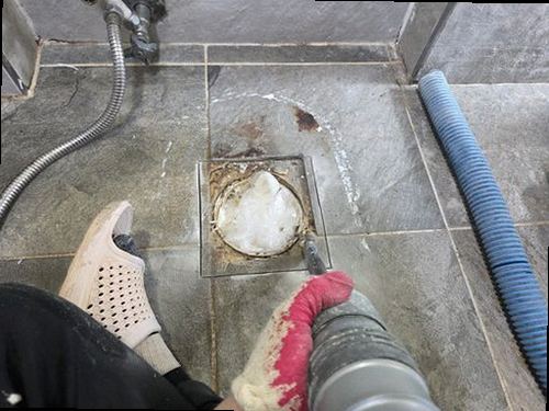영등포구 누수탐지 수도계량기 별침과 벽면 물자국을 확인하는 모습