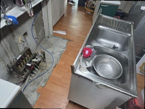 영등포구 누수탐지 싱크대 하부장 내부의 물자국과 배수호스 연결부 점검 모습