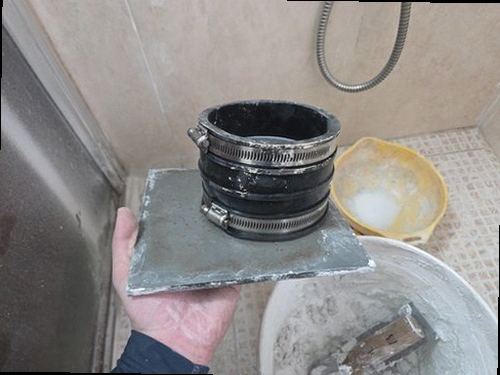 동작구 누수탐지 누수 배관 보수 후 압력시험과 마감 상태를 확인하는 모습